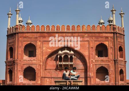 I bambini giocano nei locali di Jama Majid in una calda giornata estiva nella vecchia Delhi India in mezzo Covid-19 Coronavirus Pandemic il 14 marzo 2021 (Foto di Nasir Kachroo/NurPhoto) Foto Stock