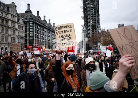 Gli attivisti che hanno manifestato contro la violenza della polizia e la proposta di legge di polizia, criminalità, condanna e tribunale, si sono proposti di discutere domani in Parlamento, marzo in Piazza del Parlamento a Londra, Inghilterra, il 14 marzo 2021. La polizia metropolitana è attualmente sotto controllo intenso dopo che gli ufficiali si sono scontrati con le donne ad una veglia commemorativa per l'assassinio di Sarah Everard, 33 anni, su Clapham Common ieri sera. (Foto di David Cliff/NurPhoto) Foto Stock