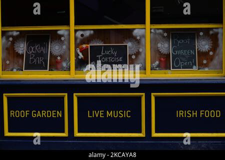 Una vista delle decorazioni natalizie in una finestra del pub nel Temple Bar. Esattamente un anno dalla chiusura della Temple Bar a causa della pandemia del COVID-19. Lunedì 15 marzo 2021 a Dublino, Irlanda. (Foto di Artur Widak/NurPhoto) Foto Stock