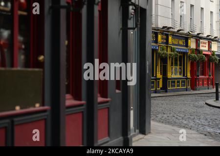 Vista di una strada vuota a Temple Bar. Esattamente un anno dalla chiusura della Temple Bar a causa della pandemia del COVID-19. Lunedì 15 marzo 2021 a Dublino, Irlanda. (Foto di Artur Widak/NurPhoto) Foto Stock