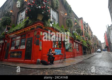 Esattamente un anno dalla chiusura della Temple Bar Area a causa della pandemia del COVID-19, il famosissimo fiddler Frankie Gavin si esibisce in un lamento nel quartiere culturale deserto di Dublino. Lunedì 15 marzo 2021 a Dublino, Irlanda. (Foto di Artur Widak/NurPhoto) Foto Stock