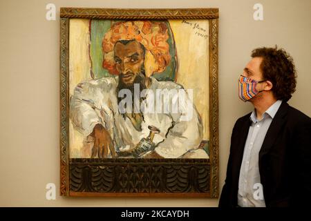 Un membro del personale si pone accanto a 'Arab with Dagger', dell'artista sudafricano Irma Stern, stimato a GBP700.000-1.000.000, durante un'anteprima stampa per la prossima vendita di Arte africana moderna e Contemporanea presso la casa d'aste Bonhams di Londra, Inghilterra, il 15 marzo 2021. La vendita si svolge mercoledì 17 marzo. (Foto di David Cliff/NurPhoto) Foto Stock