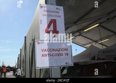 Inaugurazione delle vaccinazioni Drive Through anti Covid al Parco Trenno di Milano il 15 marzo 2021. (Foto di Mairo Cinquetti/NurPhoto) Foto Stock