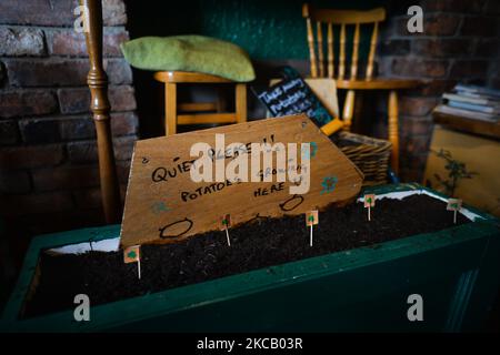 Un cartello con la scritta 'quiet Please!! Patate che crescono qui!!" Vista all'interno del ristorante Irish Potato Cake Company nel centro di Dublino. Lunedì 15 marzo 2021 a Dublino, Irlanda. (Foto di Artur Widak/NurPhoto) Foto Stock
