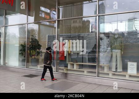 La gente passa accanto a negozi chiusi a Varsavia, Polonia, il 15 marzo 2021. Il ministero della sanità polacco ha imposto un blocco in due contee a seguito di un aumento dei nuovi casi di infezioni da coronavirus. La Polonia ha visto i suoi casi aumentare bruscamente e brevemente colpire la top 5 a livello mondiale in numero assoluto di morti. Nella voivodship Masoviana, dove si trova la capitale Varsavia, alberghi, centri commerciali, cinema e istituzioni culturali saranno chiusi per due settimane a partire dal 15 marzo. (Foto di Jaap Arriens/NurPhoto) Foto Stock