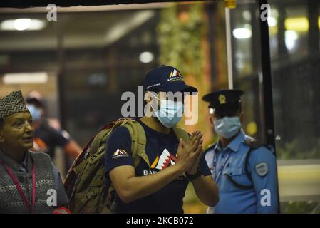 Un membro della famiglia reale, Shaikh Mohamed Hamad Mohamed al Khalifa gesto namaste come dopo arriva all'aeroporto internazionale di Tribhuwan per salire l'Everest 'Sagarmathaa' a Kathmandu, Nepal Lunedi, 15 marzo 2021. La Guardia reale del Bahrain arriva con 2.000 dosi di vaccini contro covid19 ai locali del distretto di Gorkha. Il team rimarrà in Nepal per 80 giorni e lo scorso 2020 ottobre avevano salito con successo la vetta di Lobuche e il Monte Manaslu. (Foto di Narayan Maharjan/NurPhoto) Foto Stock