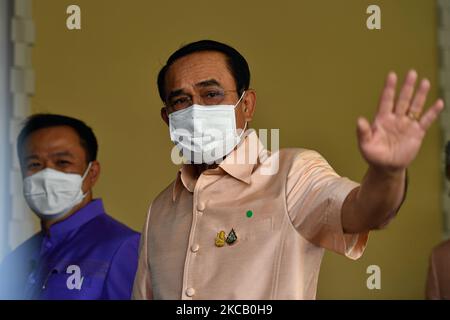Il primo ministro della Thailandia Prayut Chan-o-Cha fare un gesto di mano ai media mentre arriva alla Casa del governo tailandese per la riunione settimanale del gabinetto il 16 marzo 2021 a Bangkok, Thailandia. (Foto di Vachira Vachira/NurPhoto) Foto Stock