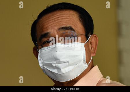 Il primo ministro tailandese Prayut Chan-o-Cha indossando una maschera facciale arriva alla Casa del governo tailandese per la riunione settimanale del gabinetto il 16 marzo 2021 a Bangkok, Thailandia. (Foto di Vachira Vachira/NurPhoto) Foto Stock