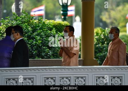 Il primo Ministro tailandese Prayut Chan-o-Cha (centro) arriva alla Casa del Governo tailandese per la riunione settimanale del gabinetto il 16 marzo 2021 a Bangkok, Thailandia. (Foto di Vachira Vachira/NurPhoto) Foto Stock