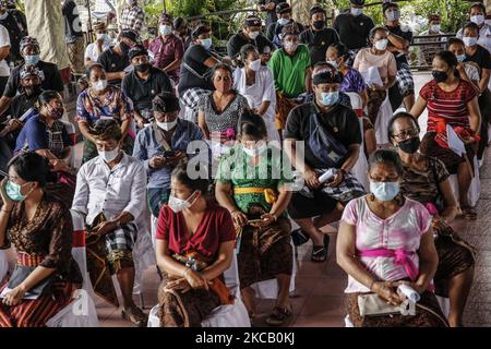 Gli abitanti del villaggio attendono di ricevere una dose di vaccino Sinovac COVID-19 durante il programma di vaccinazione COVID-19 di massa a Ubud, Gianyar, Bali, Indonesia il 16 2021 marzo. Il governo indonesiano conduce la vaccinazione di massa COVID-19 per gli abitanti dei villaggi, le figure religiose e gli operatori turistici in tre siti turistici prioritari, quelli sono Ubud, Sanur e Nusa Dua al fine di stabilire zone verdi o zone libere COVID-19 per il turismo internazionale. (Foto di Johanes Christo/NurPhoto) Foto Stock