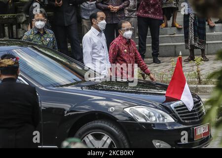 Il Presidente indonesiano Joko Widodo si reca a Ubud, Gianyar, Bali, Indonesia il 16 2021 marzo a visitare il programma di vaccinazione Mass COVID-19. Il governo indonesiano conduce la vaccinazione di massa COVID-19 per gli abitanti dei villaggi, le figure religiose e gli operatori turistici in tre siti turistici prioritari, quelli sono Ubud, Sanur e Nusa Dua al fine di stabilire zone verdi o zone libere COVID-19 per il turismo internazionale. (Foto di Johanes Christo/NurPhoto) Foto Stock