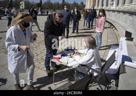 Diversi operatori sanitari effettuano una manifestazione di protesta per avvertire della 'grave' situazione medica in Primary Care di fronte al laghetto El Retiro, Madrid (Spagna), il 16 marzo 2021. (Foto di Oscar Gonzalez/NurPhoto) Foto Stock