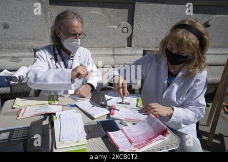 Diversi operatori sanitari effettuano una manifestazione di protesta per avvertire della 'grave' situazione medica in Primary Care di fronte al laghetto El Retiro, Madrid (Spagna), il 16 marzo 2021. (Foto di Oscar Gonzalez/NurPhoto) Foto Stock