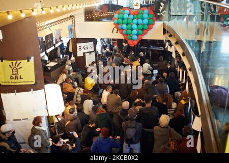 Durante l'assemblea genrale all'interno del teatro. Per il 4th° giorno, operatori culturali (attori, artisti dal vivo, musicisti, tecnici, Ecc.), gli operai precari e gli attivisti occupano il Teatro Nazionale di Tolosa chiamato 'Theatre de la Cite' per protestare contro la chiusura di tutti i teatri, cinema, sale da concerto, ecc. da parte del governo francese a causa della pandemia del Covid-19 da un anno. Hanno in programma di occupare il teatro il più a lungo possibile come in altri teatri in Francia come Rennes, Pau, Strasburgo, Parigi (Theatre de l'Odeon), ecc. richiedono la riapertura di tutti i luoghi culturali. Chiedono anche Foto Stock