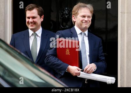 Il Segretario di Stato per gli alloggi, le comunità e il governo locale Robert Jenrick (L), il deputato del Partito conservatore per Newark, e il Segretario di Stato per i trasporti Grant Shapps (R), il deputato del Partito conservatore per Welwyn Hatfield, lasciano il 10 Downing Street a Londra, Inghilterra, il 16 marzo 2021. (Foto di David Cliff/NurPhoto) Foto Stock