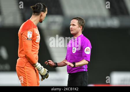 Arbitro, David Webb dice al portiere della contea di Derby Kelle Roos di calmarsi durante la partita del campionato Sky Bet tra la contea di Derby e Brentford al Pride Park, Derby, martedì 16th marzo 2021. (Foto di Jon Hobley/MI News/NurPhoto) Foto Stock