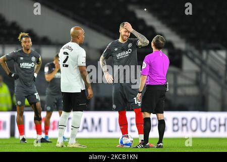 Arbitro, David Webb lancia una moneta durante la partita del campionato Sky Bet tra Derby County e Brentford al Pride Park, Derby, martedì 16th marzo 2021. (Foto di Jon Hobley/MI News/NurPhoto) Foto Stock