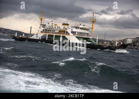 Il sud-ovest è stato efficace a Istanbul. Il trasporto marittimo è stato effettuato con difficoltà, a Istanbul, in Turchia, il 16 marzo 2021. (Foto di Onur Dogman/NurPhoto) Foto Stock