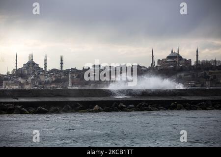 Il sud-ovest è stato efficace a Istanbul. Il trasporto marittimo è stato effettuato con difficoltà. Hagia Sophia e la Moschea Blu sono visibili, a Istanbul, in Turchia, il 16 marzo 2021. (Foto di Onur Dogman/NurPhoto) Foto Stock