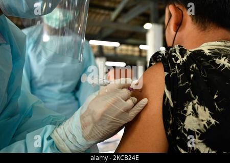 Un operatore sanitario inietta una dose del vaccino Sinovac (CoronaVac) sulle persone nel campo di vaccinazione del mercato di Bangkhae a Bangkok il 17 marzo 2021 a Bangkok, Thailandia. Poiché le autorità tailandesi hanno istituito il campo di vaccinazione COVID-19 sul mercato di Bangkhae, sono stati trovati i nuovi pazienti del COVID-19 oltre un centinaio di casi. (Foto di Vachira Vachira/NurPhoto) Foto Stock