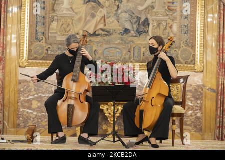 Spettacolo del gruppo la violondrina durante la presentazione della Stagione di Musica classica per il 2021 nella Sala da pranzo di Gala del Palazzo reale di Madrid. 18 marzo 2021 Spagna (Foto di Oscar Gonzalez/NurPhoto) Foto Stock