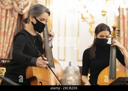 Spettacolo del gruppo la violondrina durante la presentazione della Stagione di Musica classica per il 2021 nella Sala da pranzo di Gala del Palazzo reale di Madrid. 18 marzo 2021 Spagna (Foto di Oscar Gonzalez/NurPhoto) Foto Stock