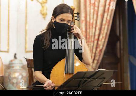 Spettacolo del gruppo la violondrina durante la presentazione della Stagione di Musica classica per il 2021 nella Sala da pranzo di Gala del Palazzo reale di Madrid. 18 marzo 2021 Spagna (Foto di Oscar Gonzalez/NurPhoto) Foto Stock