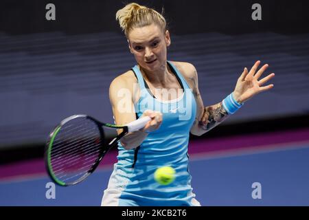 Tereza Martincova della Repubblica Ceca restituisce la palla a Ekaterina Alexandrova della Russia durante la seconda partita del torneo di tennis WTA St. Petersburg Ladies Trophy 2021 il 17 marzo 2021 alla Sibur Arena di San Pietroburgo, Russia. (Foto di Mike Kireev/NurPhoto) Foto Stock