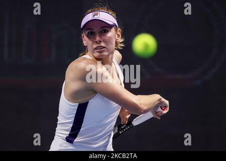 Ekaterina Alexandrova di Russia restituisce la palla a Tereza Martincova della Repubblica Ceca durante la seconda partita del WTA St. Petersburg Ladies Trophy 2021, il 17 marzo 2021 alla Sibur Arena di San Pietroburgo, Russia. (Foto di Mike Kireev/NurPhoto) Foto Stock