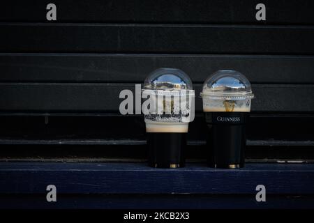 Due take away pinte di Guinness visto il giorno di San Patrizio nel centro di Dublino come eventi pubblici in Irlanda sono stati cancellati a causa del livello 5 Covid-19 blocco. Mercoledì 17 marzo 2021 a Dublino, Irlanda. (Foto di Artur Widak/NurPhoto) Foto Stock