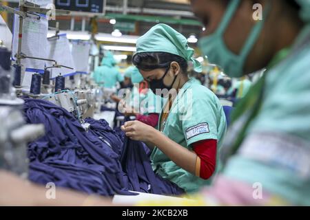 I dipendenti dell'abbigliamento lavorano in una sezione di cucito di una Textile Mills Limited a Gazipur, Bangladesh, giovedì 18 marzo 2021. (Foto di Kazi Salahuddin Razu/NurPhoto) Foto Stock