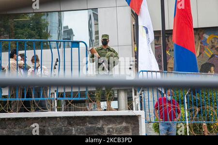 L'esercito ecuadoriano protegge il Consiglio elettorale nazionale di Quito-Ecuador, 12 febbraio 2021. Diversi cittadini di diversi gruppi etnici sono rimasti al di fuori del CNE (Consiglio elettorale Nazionale) come segno di sostegno al candidato presidenziale Yaku Perez, che probabilmente contesta un secondo turno di elezioni il 11 aprile 2021. I suoi sostenitori arrivarono portando bandiere dall'Ecuador e dal movimento indigeno Pachakutik. (Foto di Rafael Rodriguez/NurPhoto) Foto Stock