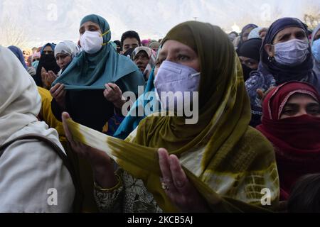 I musulmani di Kashmiri offrono le preghiere al santuario di Hazratbal il venerdì seguente Hab e Mehraj/ Mehraj u Alam il 19 marzo 2021 a Srinagar indiano amministrato Kashmir. (Foto di Muzamil Mattoo/NurPhoto) Foto Stock
