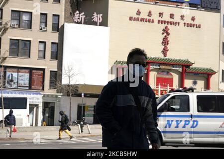 La gente continua con le loro attività quotidiane a Chinatown sotto gli occhi vigili della polizia in seguito ai recenti sparatorie il 19,2021 marzo a New York City. La polizia ha aumentato le loro pattuglie nei quartieri asiatici attraverso gli Stati Uniti dopo otto persone, di cui sei asiatiche sono state uccise in tre centri termali Atlanta Georgia. (Foto di John Lamparski/NurPhoto) Foto Stock