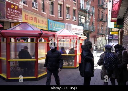 La gente continua con le loro attività quotidiane a Chinatown sotto gli occhi vigili della polizia in seguito ai recenti sparatorie il 19,2021 marzo a New York City. La polizia ha aumentato le loro pattuglie nei quartieri asiatici attraverso gli Stati Uniti dopo otto persone, di cui sei asiatiche sono state uccise in tre centri termali Atlanta Georgia. (Foto di John Lamparski/NurPhoto) Foto Stock