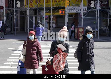 La gente continua con le loro attività quotidiane a Chinatown sotto gli occhi vigili della polizia in seguito ai recenti sparatorie il 19,2021 marzo a New York City. La polizia ha aumentato le loro pattuglie nei quartieri asiatici attraverso gli Stati Uniti dopo otto persone, di cui sei asiatiche sono state uccise in tre centri termali Atlanta Georgia. (Foto di John Lamparski/NurPhoto) Foto Stock