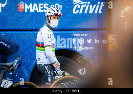 Julian Alaphilippe partecipa al via della classica gara ciclistica di una giornata Milano-Sanremo 2021 davanti al Castello Sforzesco il 20 marzo 2021 a Milano. (Foto di Alessandro Bremec/NurPhoto) Foto Stock