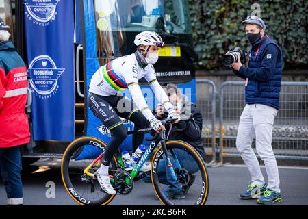 Julian Alaphilippe partecipa al via della classica gara ciclistica di una giornata Milano-Sanremo 2021 davanti al Castello Sforzesco il 20 marzo 2021 a Milano. (Foto di Alessandro Bremec/NurPhoto) Foto Stock