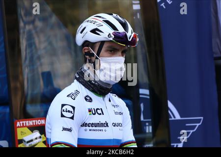 Julian Alaphilippe partecipa al via della classica gara ciclistica di una giornata Milano-Sanremo 2021 davanti al Castello Sforzesco il 20 marzo 2021 a Milano. (Foto di Mairo Cinquetti/NurPhoto) Foto Stock