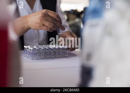 Vaccinazione a Ciudad Nezahualcoyotl contro COVID-19 con il vaccino Sinovac, durante il piano di applicazione di dosi libere per gli adulti di età superiore ai 60 anni nello Stato del Messico, Messico, il 19 marzo 2021. (Foto di Cristian Leyva/NurPhoto) Foto Stock