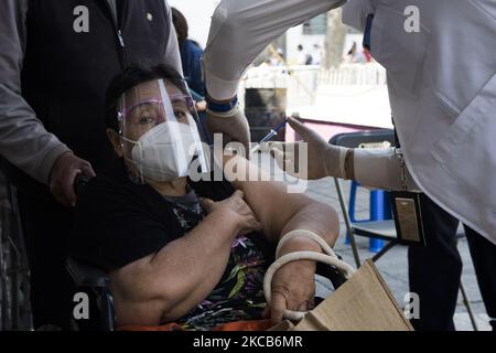 Vaccinazione a Ciudad Nezahualcoyotl contro COVID-19 con il vaccino Sinovac, durante il piano di applicazione di dosi libere per gli adulti di età superiore ai 60 anni nello Stato del Messico, Messico, il 19 marzo 2021. (Foto di Cristian Leyva/NurPhoto) Foto Stock