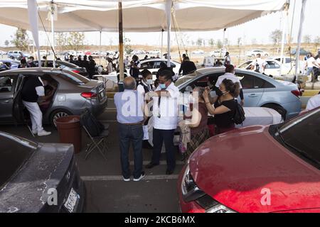 Vaccinazione in auto a Ciudad Nezahualcoyotl contro COVID-19 con il vaccino Sinovac, durante il piano di applicare dosi libere per gli adulti di età superiore ai 60 anni in Messico, il 19 marzo 2021. (Foto di Cristian Leyva/NurPhoto) Foto Stock