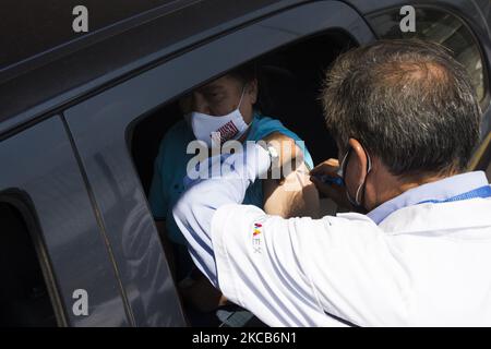 Vaccinazione in auto a Ciudad Nezahualcoyotl contro COVID-19 con il vaccino Sinovac, durante il piano di applicare dosi libere per gli adulti di età superiore ai 60 anni in Messico, il 19 marzo 2021. (Foto di Cristian Leyva/NurPhoto) Foto Stock