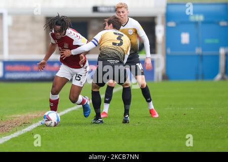 Peter Kioso di Northampton Town è imbrattato dal capitano Harry Pickering di Crewe Alexandra durante la prima metà della partita della Sky Bet League One tra Northampton Town e Crewe Alexandra al PTS Academy Stadium di Northampton sabato 20th marzo 2021. (Foto di John Cripps/MI News/NurPhoto) Foto Stock