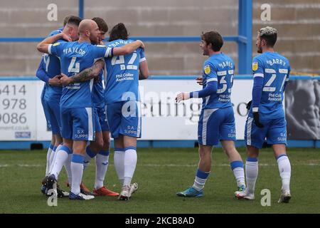 Tom Davies di Barrow festeggia con i suoi compagni di squadra dopo aver segnato il loro primo gol durante la partita della Sky Bet League 2 tra Barrow e Crawley Town a Holker Street, Barrow-in-Furness sabato 20th marzo 2021. (Foto di Mark Fletcher/MI News/NurPhoto) Foto Stock