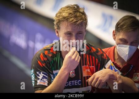 Gisli Thorgeir Kristjansson viene ferito durante l'incontro LIQUI MOLY Handball-Bundesliga tra SC Magdeburg e Fuechse Berlin al GETEC-Arena il 21 marzo 2021 a Magdeburgo, Germania. (Foto di Peter Niedung/NurPhoto) Foto Stock