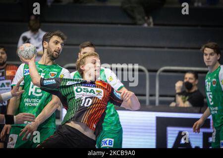 Gisli Thorgeir Kristjansson si ferisce durante la partita LIQUI MOLY Handball-Bundesliga tra SC Magdeburg e Fuechse Berlin alla GETEC-Arena il 21 marzo 2021 a Magdeburgo, Germania. (Foto di Peter Niedung/NurPhoto) Foto Stock