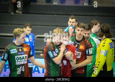 Gisli Thorgeir Kristjansson viene ferito durante l'incontro LIQUI MOLY Handball-Bundesliga tra SC Magdeburg e Fuechse Berlin al GETEC-Arena il 21 marzo 2021 a Magdeburgo, Germania. (Foto di Peter Niedung/NurPhoto) Foto Stock