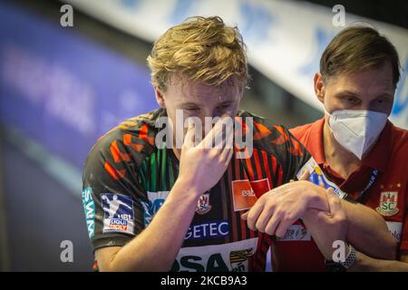 Gisli Thorgeir Kristjansson viene ferito durante l'incontro LIQUI MOLY Handball-Bundesliga tra SC Magdeburg e Fuechse Berlin al GETEC-Arena il 21 marzo 2021 a Magdeburgo, Germania. (Foto di Peter Niedung/NurPhoto) Foto Stock