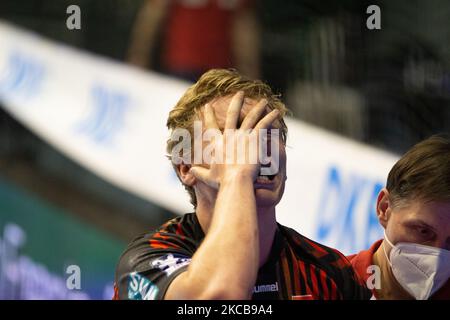 Gisli Thorgeir Kristjansson viene ferito durante l'incontro LIQUI MOLY Handball-Bundesliga tra SC Magdeburg e Fuechse Berlin al GETEC-Arena il 21 marzo 2021 a Magdeburgo, Germania. (Foto di Peter Niedung/NurPhoto) Foto Stock